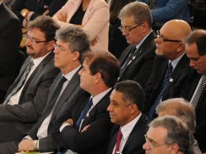 Ricardo deve sancionar lei que define reajuste dos servidores