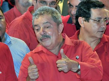 Empreiteiras financiaram 13 viagens de Lula